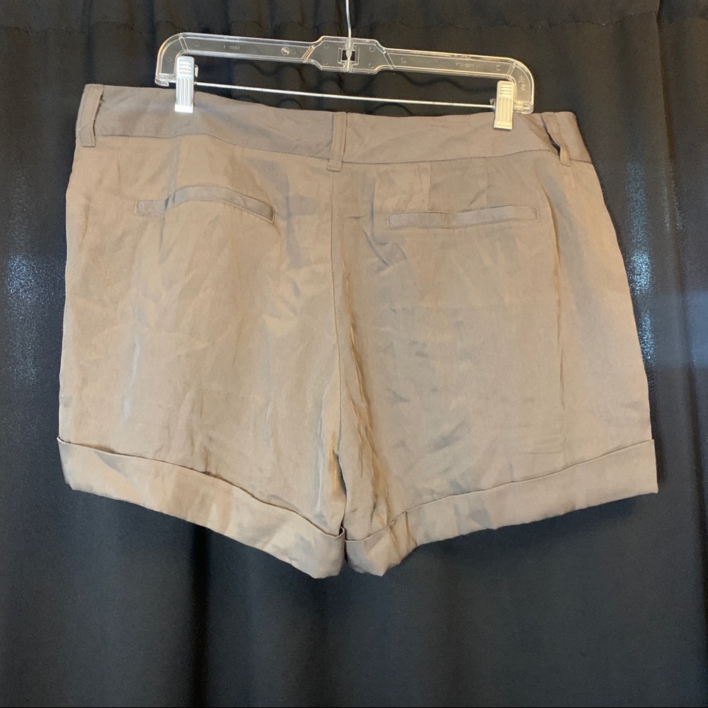 Old Navy pleated shorts size 16 dark grey nylon - Picture 2 of 2